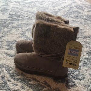 Toms Oxford tan suede faux fur boots